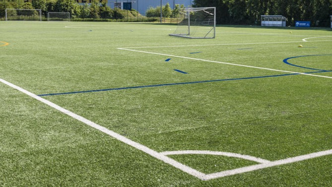 Un terrain de football devient une source de chaleur innovante pour le quartier de Gand