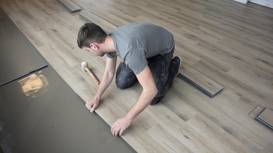 Pose des systèmes d’encliquetage LVT