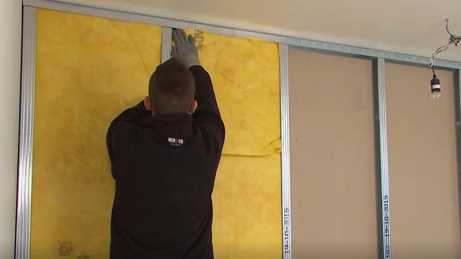 Comment isoler un faux mur?