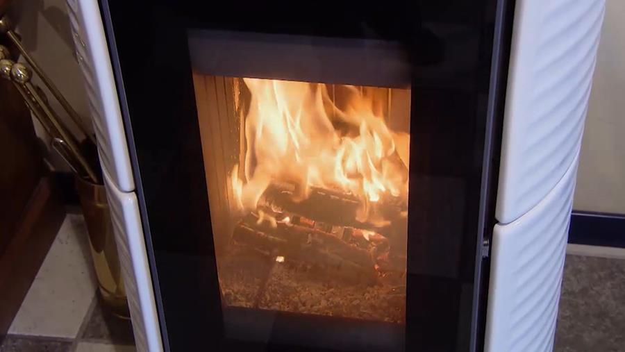 Biomassa als bijverwarming: houthaard of houtkachel