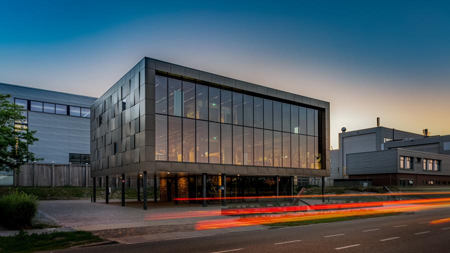 OPMERKELIJKE GEVEL VOOR ENERGIENEUTRAAL GEBOUW