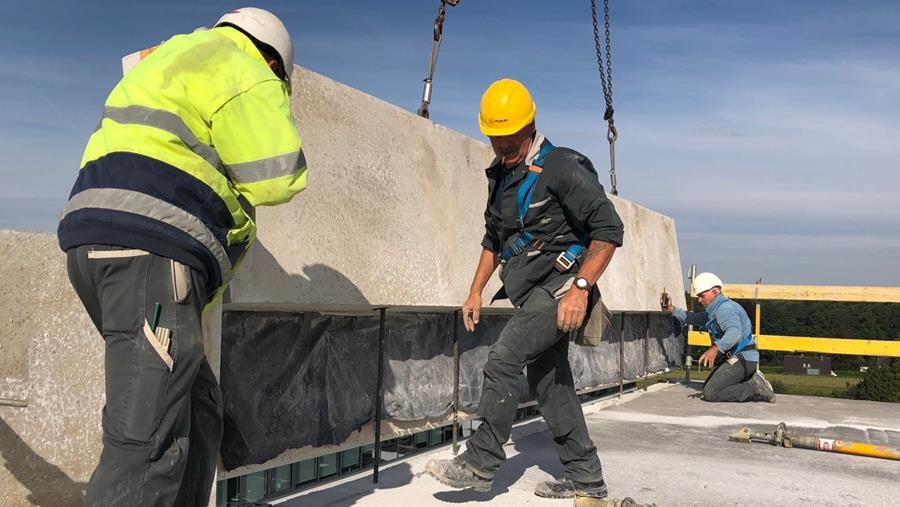 Installation des éléments de façade en béton