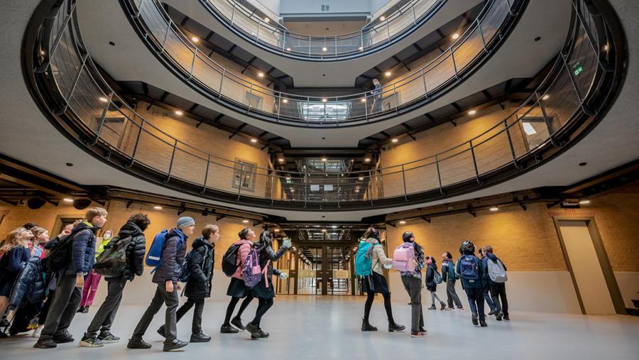 Un bâtiment de prison rénové pour la British School of Amsterdam