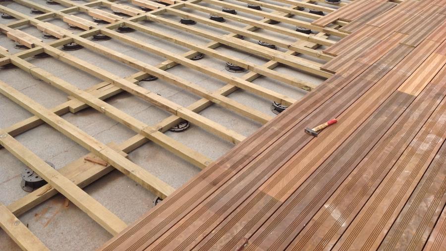 TEGELDRAGERS: EEN SIMPELE INSTALLATIE VOOR ELK SOORT TERRAS