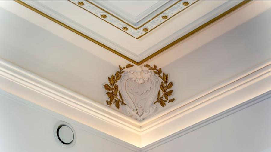 Plafonds décoratifs dorés dans une maison de maître à Louvain