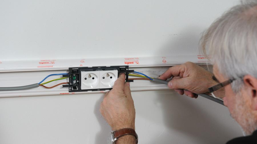 Comment poser de l'électricité dans les goulottes?