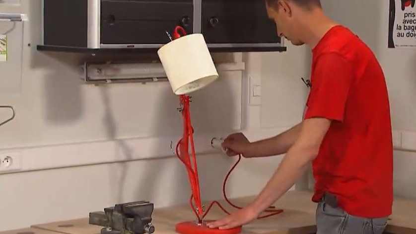 Faites une lampe de bureau avec des cintres