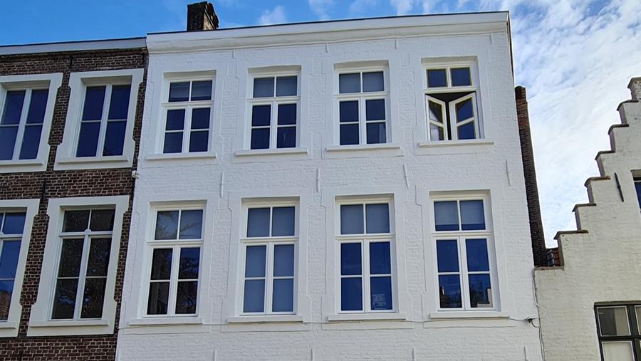 Schilder- en decoratiewerken Devlieghe renoveert Brugse gevel herenhuis