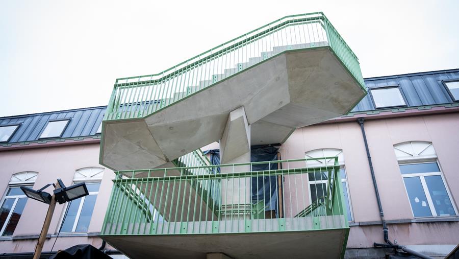 Un escalier de secours en béton circulaire pour une école primaire de Gand