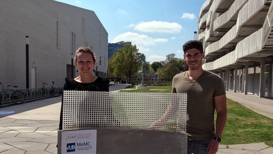 Des ingénieurs de la VUB coulent du béton avec une armature textile