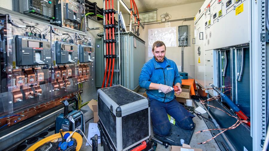 Fluvius zet snellaad-infrastructuur op het net bij Cascade Shopping Drogenbos