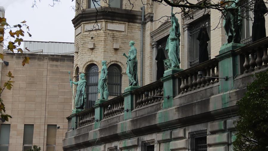 Regie der Gebouwen renoveert verlichting in de Beeldentuin in Brussel