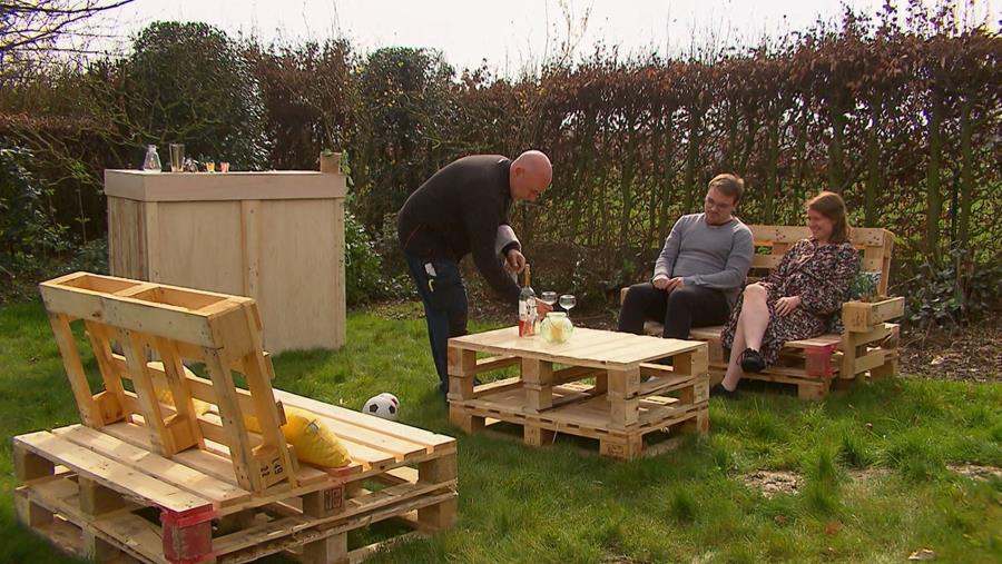Un salon de jardin en palettes