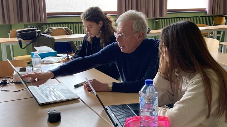 Gepensioneerde ingenieurs helpen bij lerarentekort