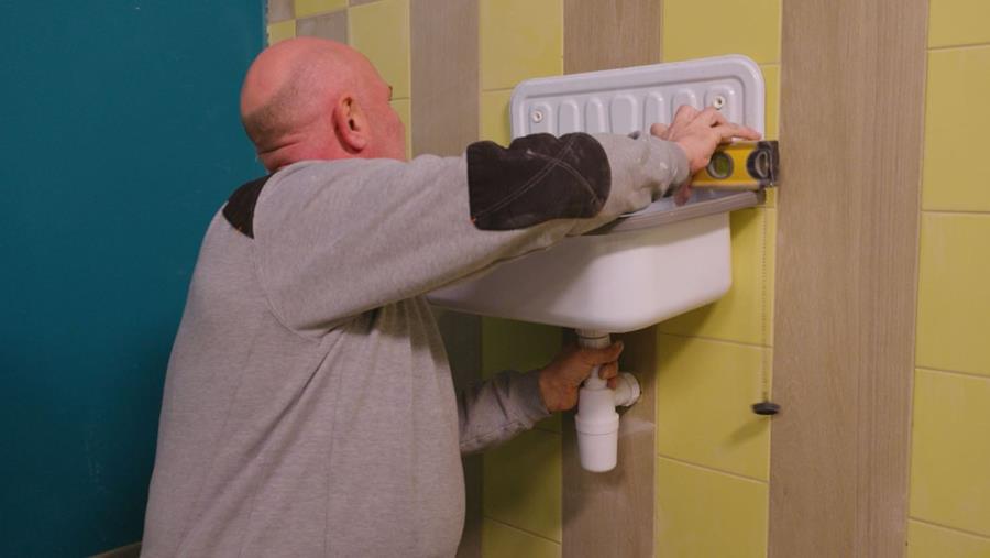 Hoe plaats je zelf een uitgietbak?