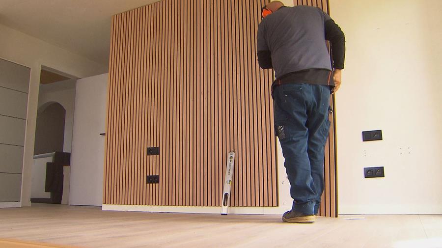 Un mur d'accent dans la chambre à coucher: comment placer des panneaux muraux?