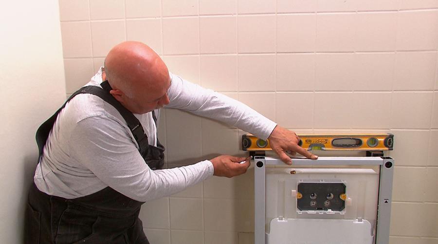 Hoe plaats je het inbouwsas van een toilet?