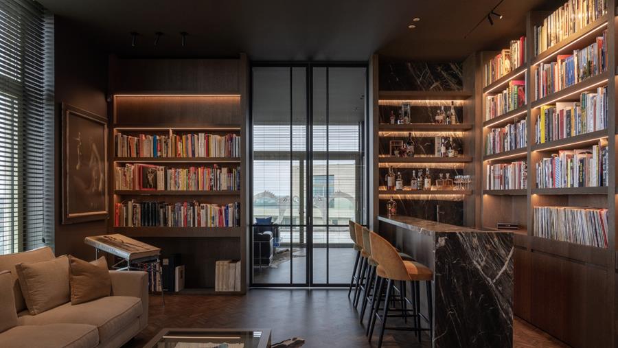 Licht versus donker in penthouse met zomer- en winterbar
