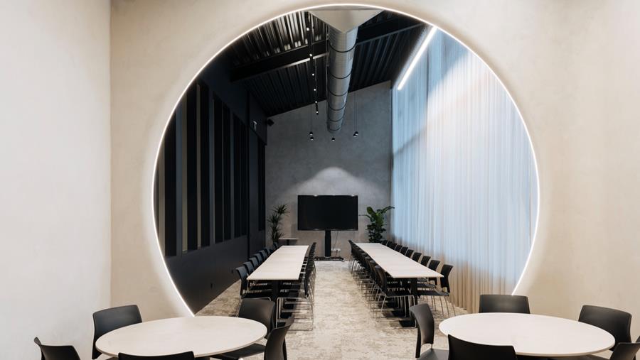 KNAP Interieur (K.N.A.P.) a réalisé un espace événementiel et un bar