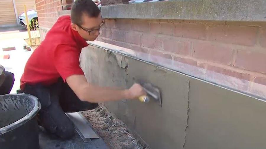 Comment cimenter un plinthe de façade