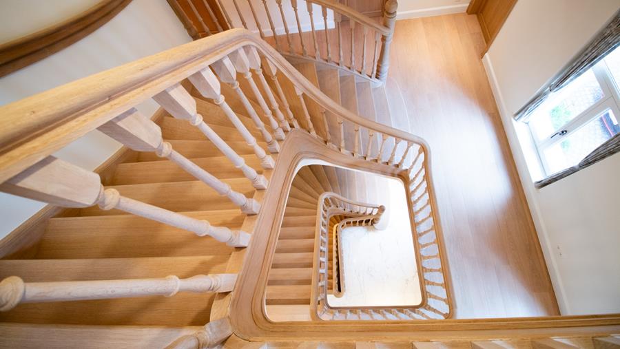 Un escalier classique exclusif sur mesure à Wassenaar, Pays-Bas