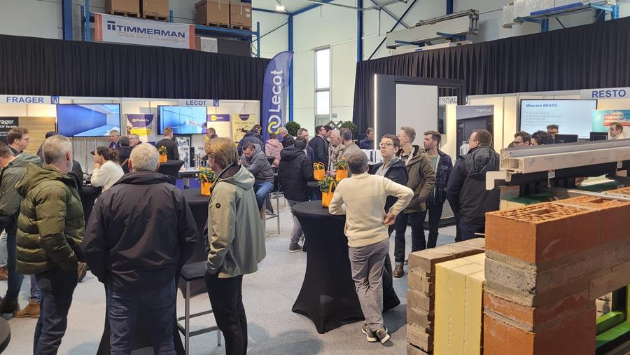 Une scène pour les dernières tendances en matière de portes et fenêtres