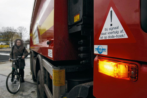 Zijn vrouwelijke fietsers te braaf in het verkeer?
