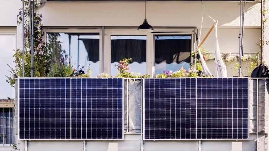 Panneaux solaires et batteries à installer soi-même: qu'en pensent les professionnels?