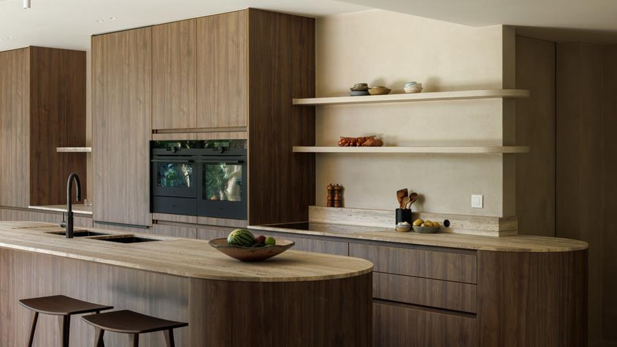 Licht, travertin en harmonie: een interieur zonder grenzen