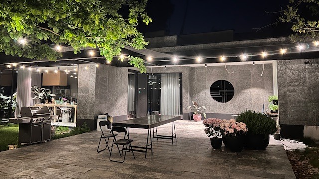 Strakke prairiearchitectuur in beton en aluminium