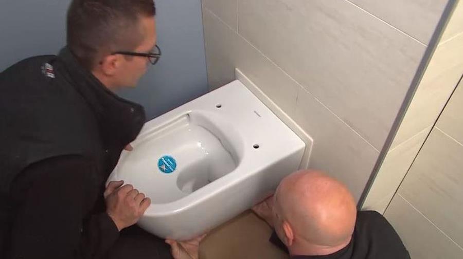 A QUELLE HAUTEUR UN W.-C. SUSPENDU DOIT-IL SE TROUVER?